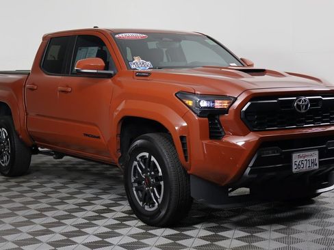 Used 2025 Toyota Tacoma TRD Sport w/ TRD Sport Upgrade Package AWD/4WD image 3