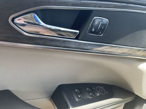 Used 2018 Lincoln MKX Reserve w/ Driver Assistance Package FWD image 22