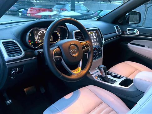 Used 2018 Jeep Grand Cherokee Limited image 16