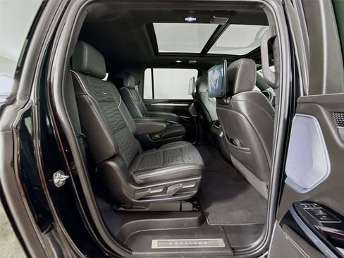 Used 2025 Cadillac Escalade ESV V AWD/4WD image 30