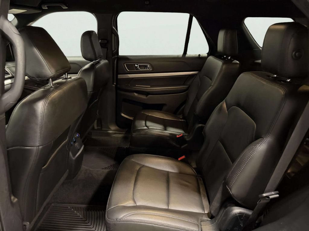 Used 2018 Ford Explorer XLT w/ Equipment Group 202A AWD/4WD image 17