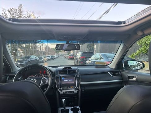 Used 2012 Toyota Camry SE w/ Leather Pkg FWD image 28