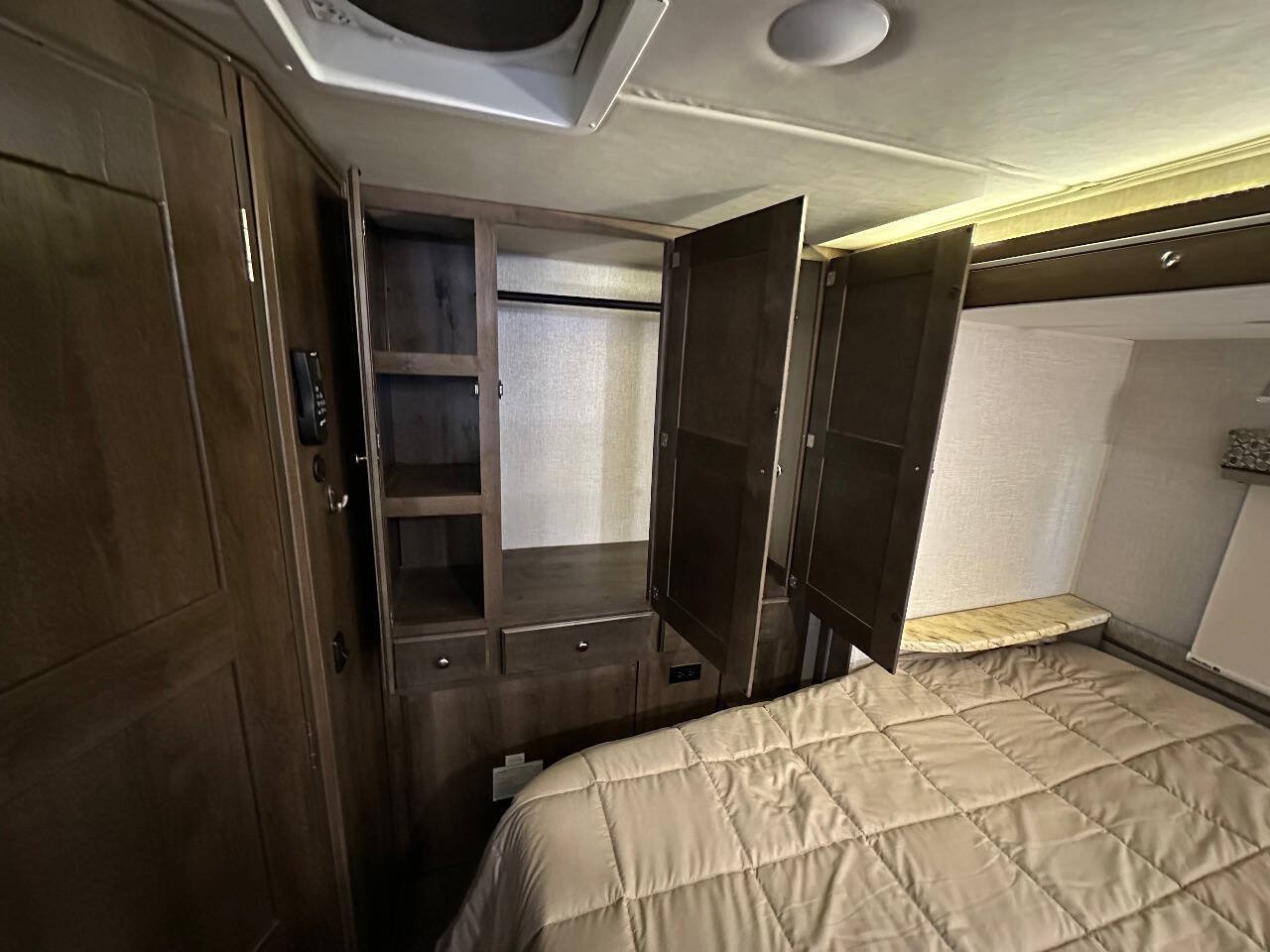 Used 2017 Mercedes-Benz Sprinter 3500 image 9