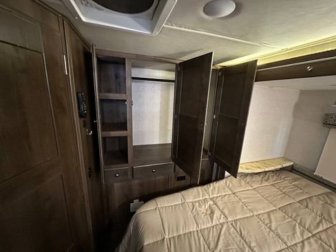 Used 2017 Mercedes-Benz Sprinter 3500 image 9