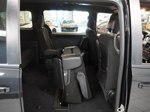 Used 2017 Dodge Grand Caravan SE image 25