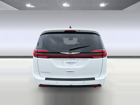 Used 2024 Chrysler Pacifica Touring-L FWD image 10