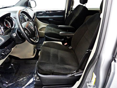 Used 2016 Dodge Grand Caravan SE image 8