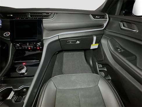 New 2025 Jeep Grand Cherokee L Altitude image 26