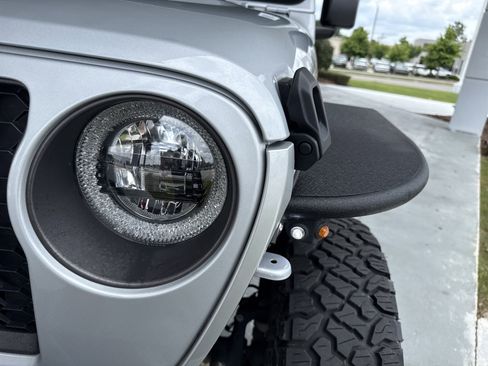 Used 2023 Jeep Gladiator Rubicon w/ Cold Weather Group AWD/4WD image 5