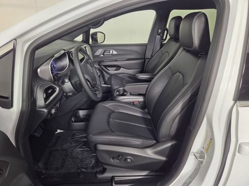 New 2026 Chrysler Pacifica Select FWD image 9