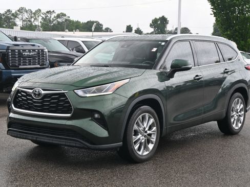 Used 2023 Toyota Highlander Limited FWD image 5