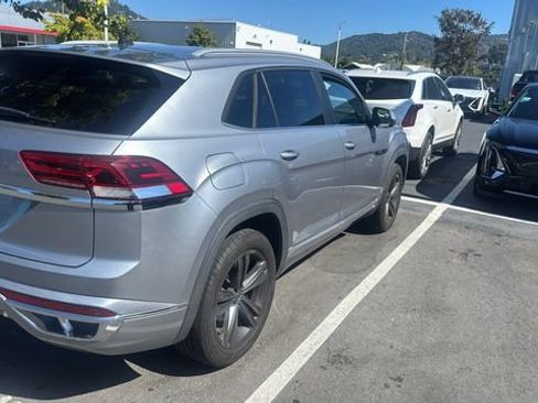 Used 2020 Volkswagen Atlas Cross Sport SE w/ Panoramic Sunroof Package FWD image 2