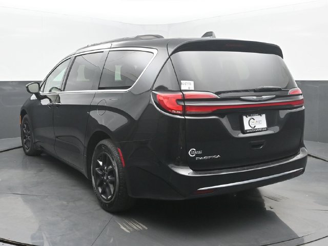 Used 2022 Chrysler Pacifica Touring-L FWD image 4