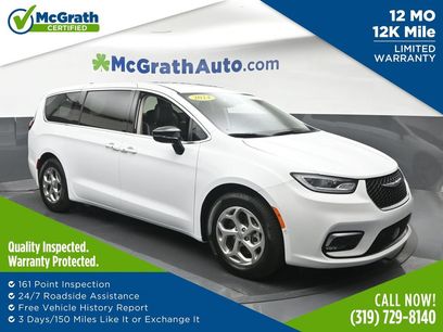 Used 2024 Chrysler Pacifica Limited w/ Uconnect Theater Family Group