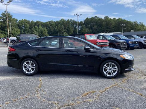 Used 2018 Ford Fusion SE w/ Fusion SE Technology Package FWD image 2