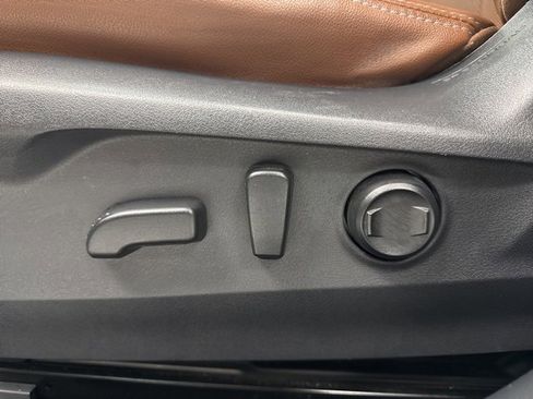 Used 2020 Subaru Outback Touring w/ Popular Package #2 image 11