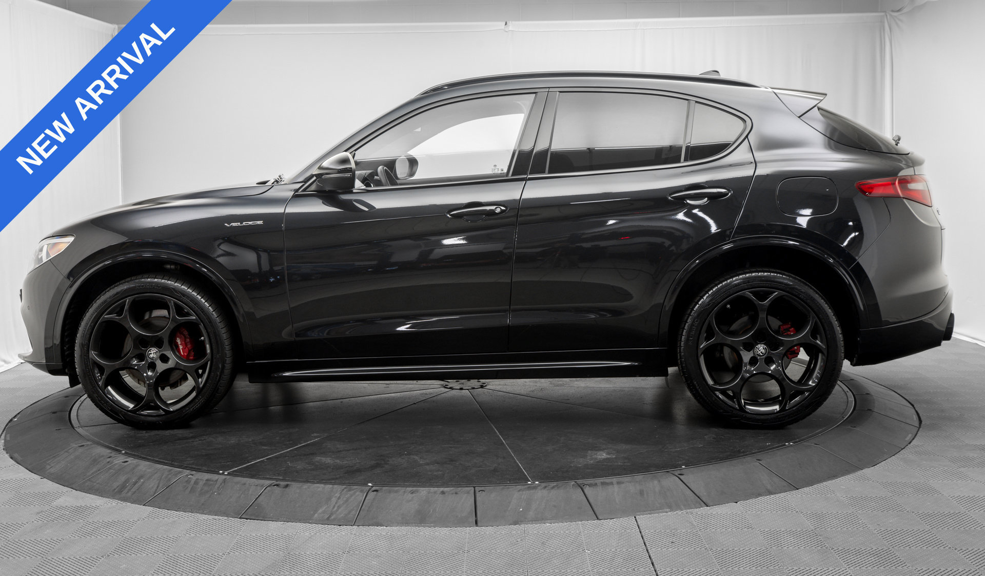 Used 2023 Alfa Romeo Stelvio Veloce AWD/4WD image 4