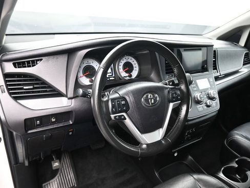 Used 2016 Toyota Sienna SE Premium w/ Protection Package FWD image 13
