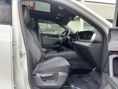 Used 2025 Volkswagen Tiguan SE R-Line image 23