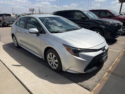 Used 2022 Toyota Corolla LE FWD image 2