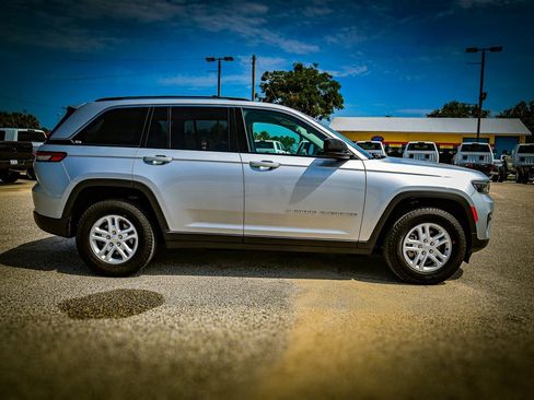 Used 2023 Jeep Grand Cherokee Laredo image 4