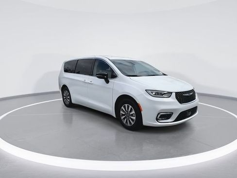 New 2024 Chrysler Pacifica Select image 2