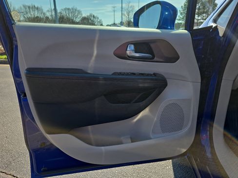 Used 2018 Chrysler Pacifica Touring-L image 28