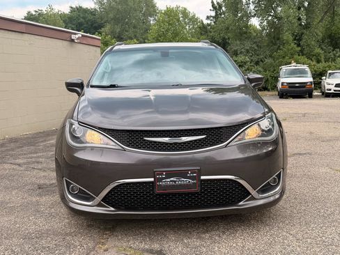 Used 2017 Chrysler Pacifica Touring-L w/ Tire & Wheel Group FWD image 10