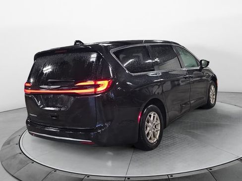 Used 2024 Chrysler Pacifica Touring-L FWD image 5