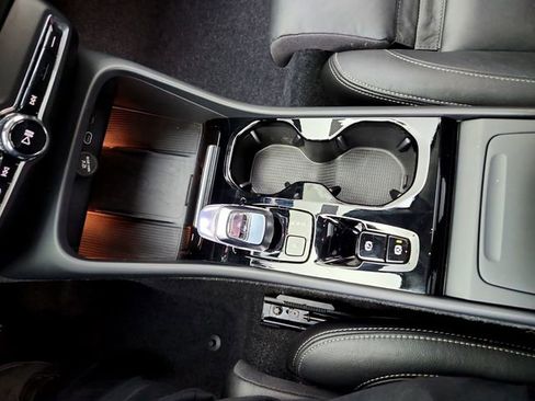 Certified 2025 Volvo XC40 B5 Plus AWD/4WD image 26