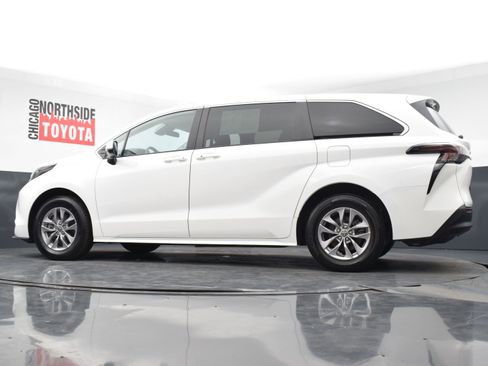 Used 2024 Toyota Sienna LE image 27