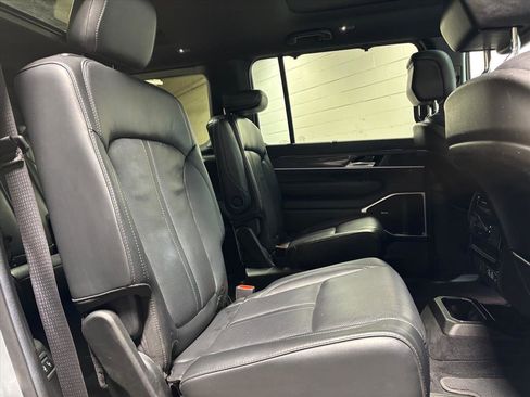 Used 2022 Jeep Wagoneer Series III w/ Premium Group I image 36