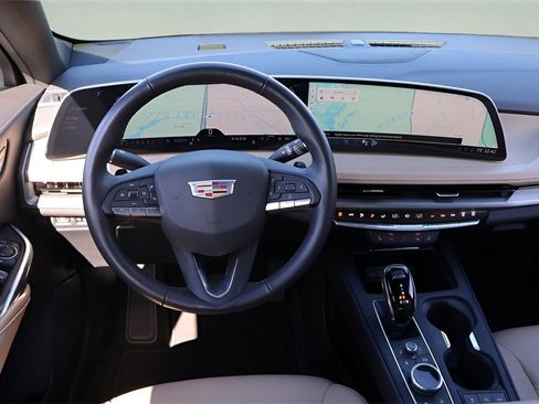 Used 2024 Cadillac XT4 Luxury w/ Cold Weather Package image 12