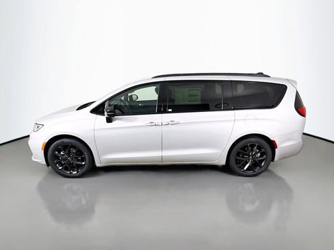 New 2026 Chrysler Pacifica Limited FWD image 4