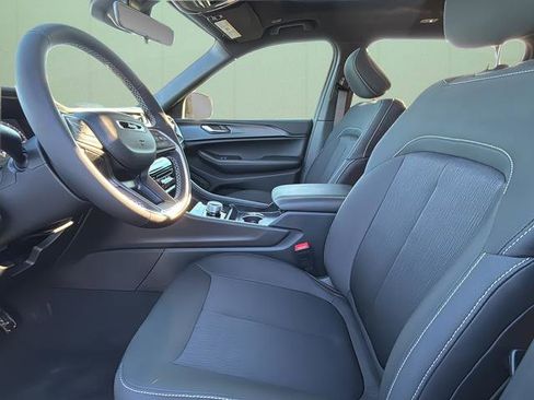 New 2025 Jeep Grand Cherokee L Laredo image 19