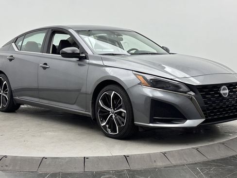 Used 2024 Nissan Altima 2.5 SR FWD image 3