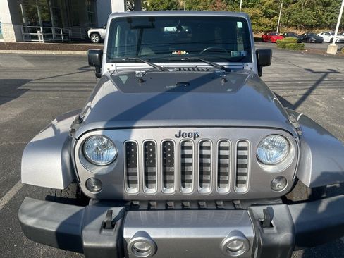 Used 2016 Jeep Wrangler Unlimited Sahara image 2