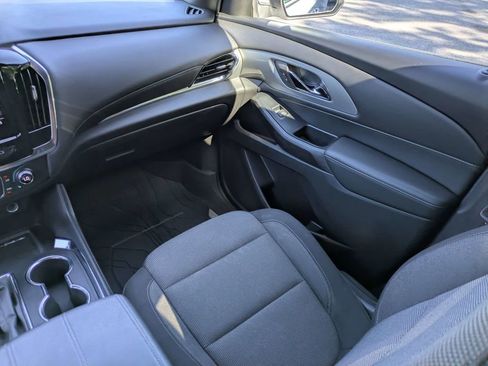Used 2022 Chevrolet Traverse LT FWD image 18