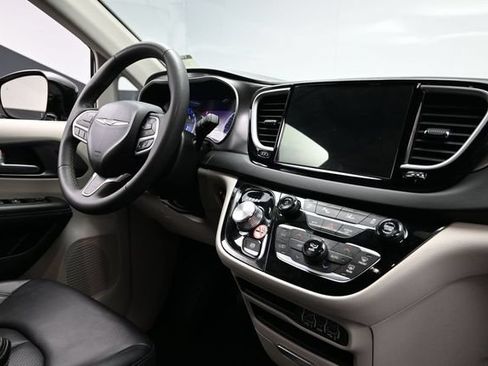 Certified 2024 Chrysler Pacifica Touring-L FWD image 15