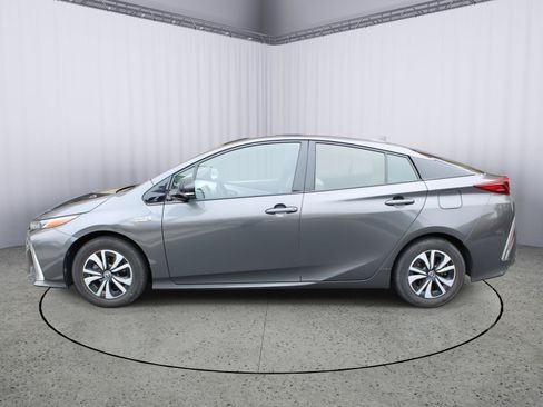 Used 2019 Toyota Prius Prime Plus FWD image 4