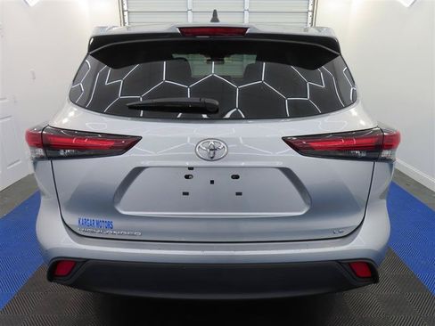 Used 2025 Toyota Highlander LE FWD image 8