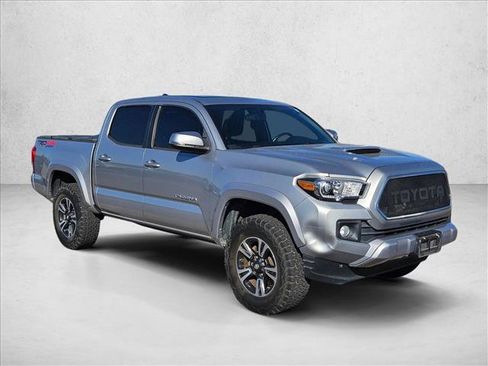 Used 2016 Toyota Tacoma TRD Sport image 3