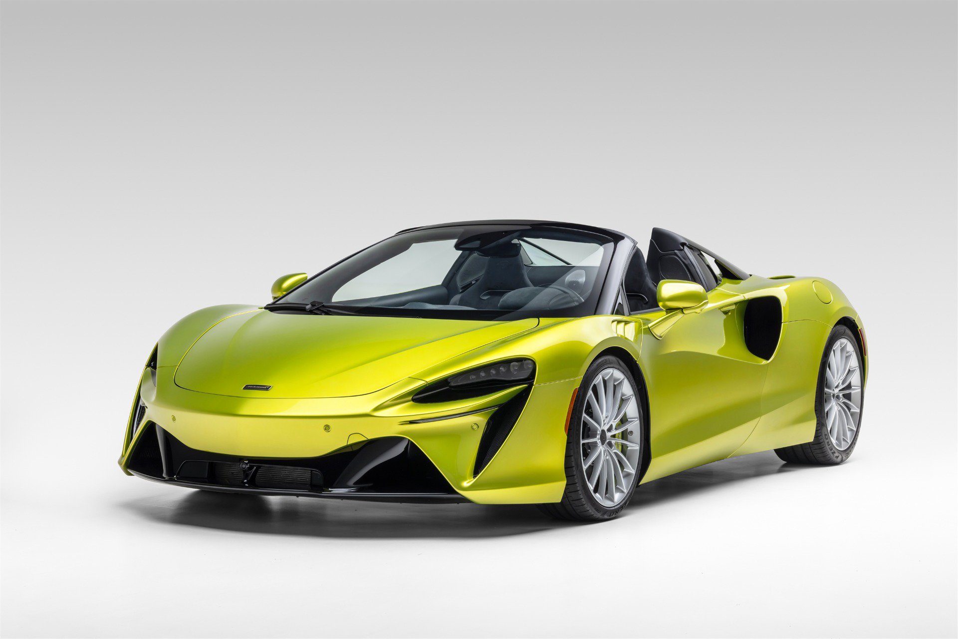 Used 2025 McLaren Artura Spider RWD image 19