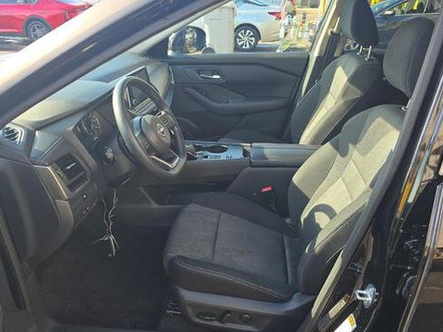 Used 2024 Nissan Rogue SV FWD image 4