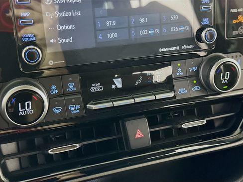 Used 2021 Toyota Highlander XLE FWD image 27