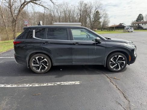 Used 2022 Mitsubishi Outlander SE image 3