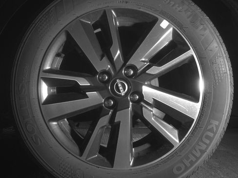 Used 2025 Nissan Versa SV image 14