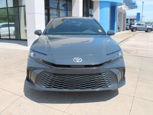 Used 2025 Toyota Camry SE FWD image 2