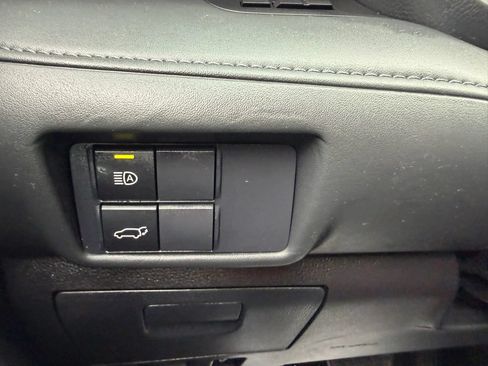 Used 2020 Toyota Highlander XLE AWD/4WD image 25