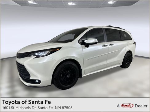 Used 2021 Toyota Sienna XLE image 1